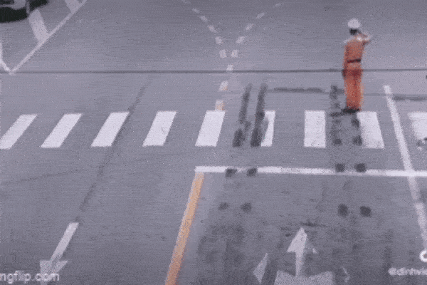 Hình ảnh đẹp: Chiến sĩ CSGT đứng nghiêm, giơ tay chào đoàn y bác sĩ từ Quảng Ninh đến Bắc Giang chống dịch Covid-19