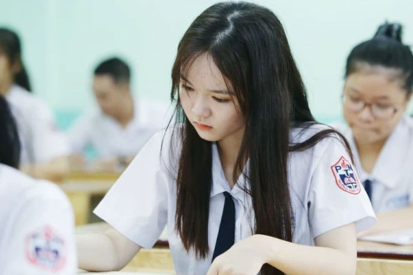 Clip: Nhóm nữ sinh Đăk Lăk hẹn nhau hỗn chiến giờ tan học, hàng trăm người vây quanh đứng xem-2