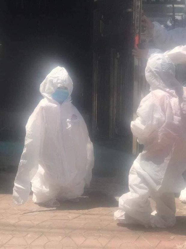 Hình ảnh những em nhỏ trong khu cách ly ở Bắc Giang: Trời nóng nực vẫn mặc bộ đồ bảo hộ rộng thùng thình, ánh mắt ngơ ngác nhìn mà thương-2