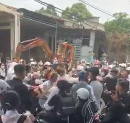 Clip: Nhóm nữ sinh Đăk Lăk hẹn nhau hỗn chiến giờ tan học, hàng trăm người vây quanh đứng xem-1