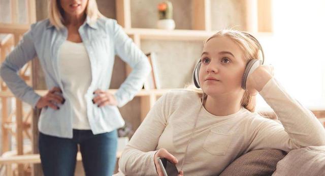 Khi bị&nbsp;mắng mỏ, tại sao trẻ luôn cúi đầu không nói gì? Hóa ra đây là cơ chế tự&nbsp;bảo vệ, cha mẹ đừng kích động mà làm&nbsp;tổn thương con-2