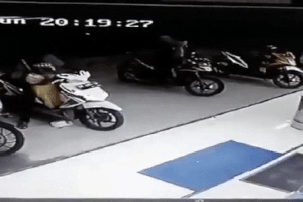 Clip: Bé 5 tuổi vặn tay ga khiến 2 mẹ con lao vào chảo dầu sôi-1