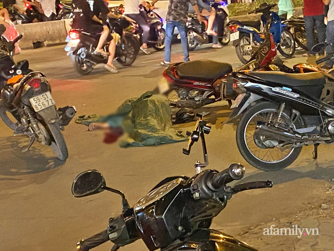 TP.HCM: Giật điện thoại bị cô gái đu vào tay, tên cướp chết ngay tại chỗ sau khi gây tai nạn khiến 2 người khác trọng thương-1