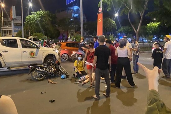 TP.HCM: Giật điện thoại bị cô gái đu vào tay, tên cướp chết ngay tại chỗ sau khi gây tai nạn khiến 2 người khác trọng thương