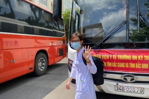 7 tiếng không ngơi nghỉ của thầy trò trường y tại điểm nóng Bắc Giang-3