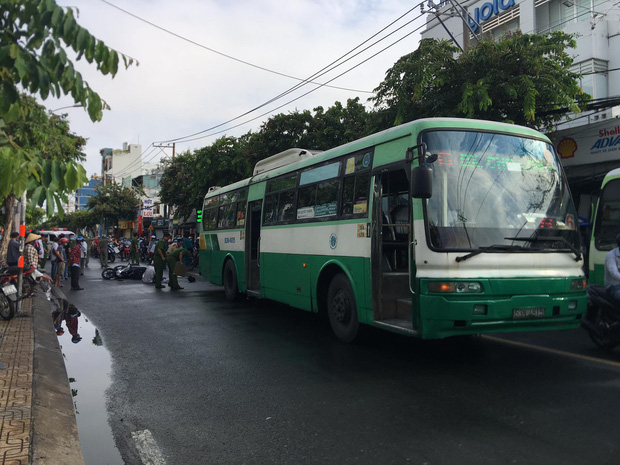 TP.HCM: Nữ sinh lớp 12 bị xe buýt cán tử vong, cha ôm thi thể con ngồi khóc khiến ai cũng xót xa-1