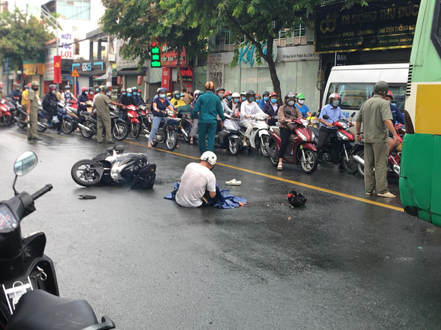 TP.HCM: Nữ sinh lớp 12 bị xe buýt cán tử vong, cha ôm thi thể con ngồi khóc khiến ai cũng xót xa-2