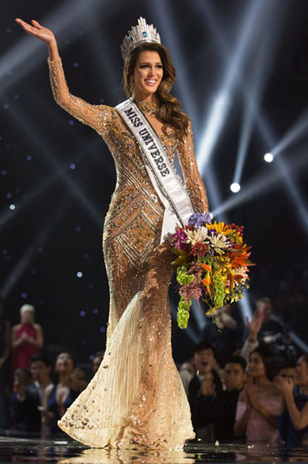 Khánh Vân mặc váy Tái Sinh” tại chung kết Miss Universe 2020, netizen thắc mắc 1 điều về đôi giày-7