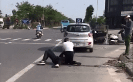 Khoảnh khắc tài xế taxi bị đâm trọng thương, vật lộn với tên cướp giữa phố Hà Nội: Giúp em với-1