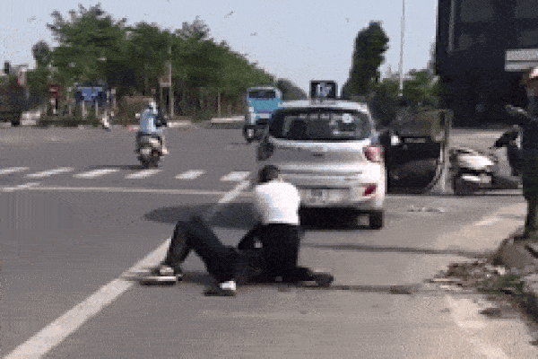 Khoảnh khắc tài xế taxi bị đâm trọng thương, vật lộn với tên cướp giữa phố Hà Nội: 