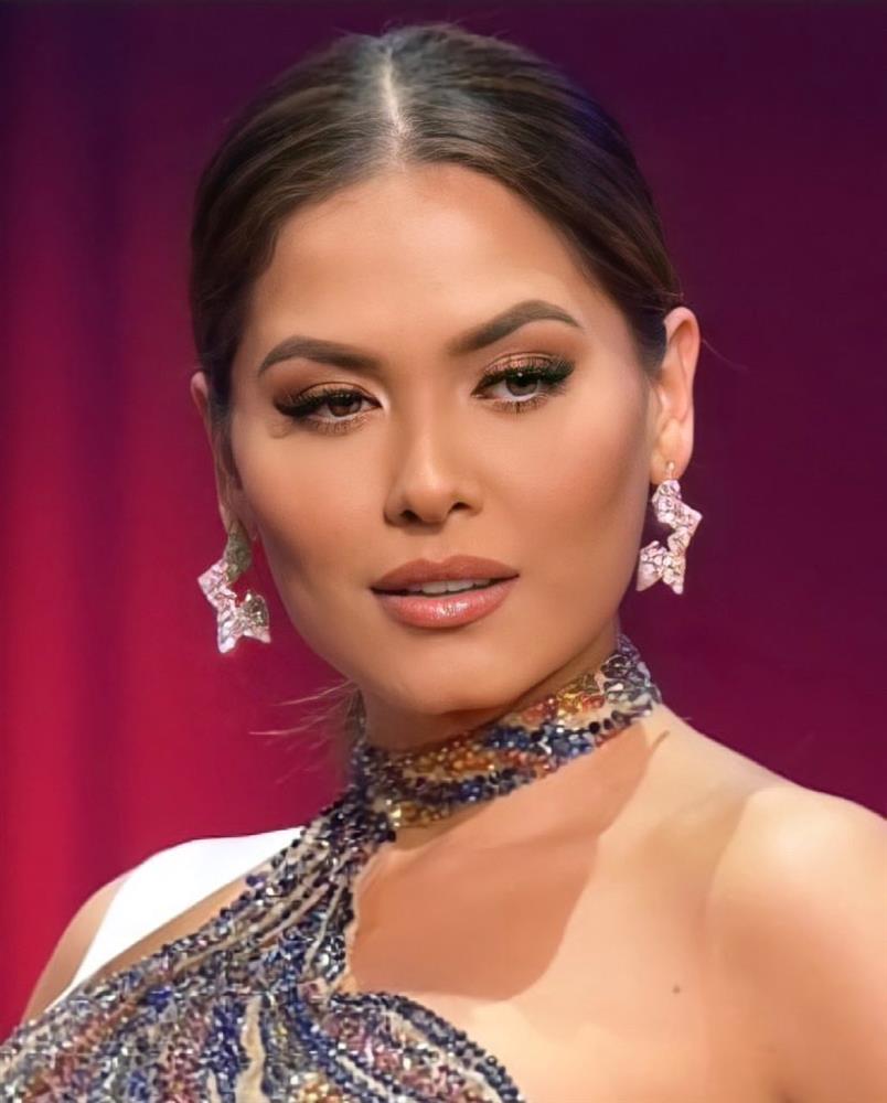 Style đời thường của Tân Hoa hậu Hoàn vũ Mexico: Chuẩn bánh bèo chúa khi diện toàn váy áo hoa lá hẹ-1
