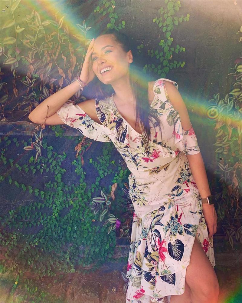 Style đời thường của Tân Hoa hậu Hoàn vũ Mexico: Chuẩn bánh bèo chúa khi diện toàn váy áo hoa lá hẹ-10