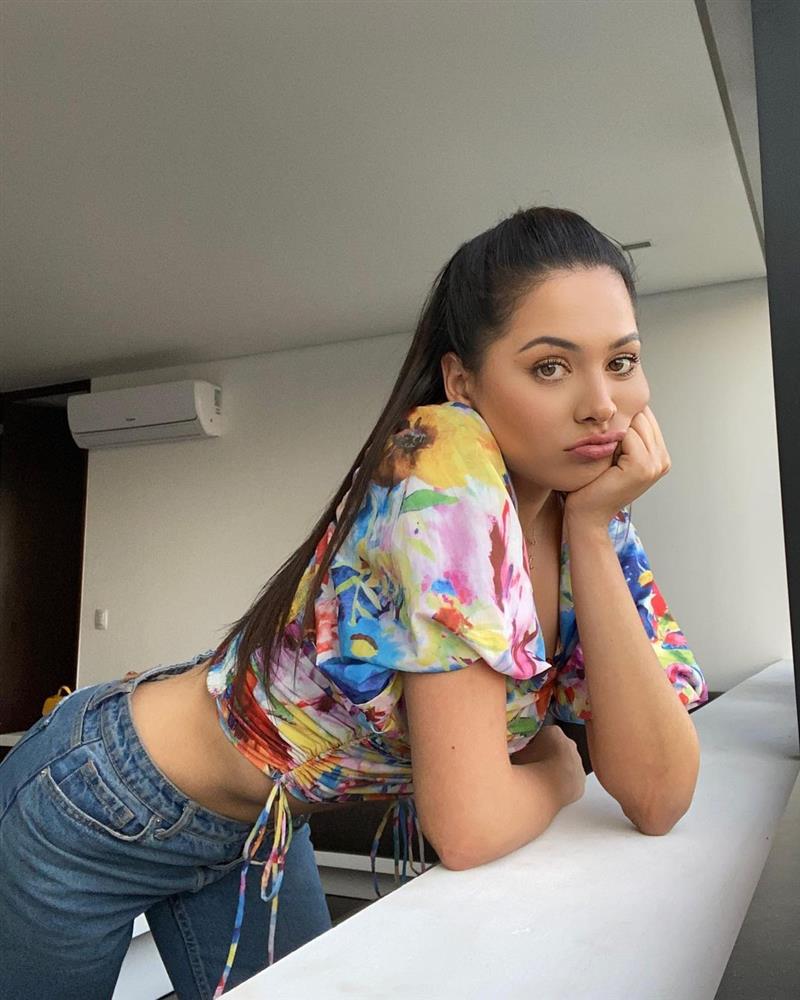 Style đời thường của Tân Hoa hậu Hoàn vũ Mexico: Chuẩn bánh bèo chúa khi diện toàn váy áo hoa lá hẹ-14