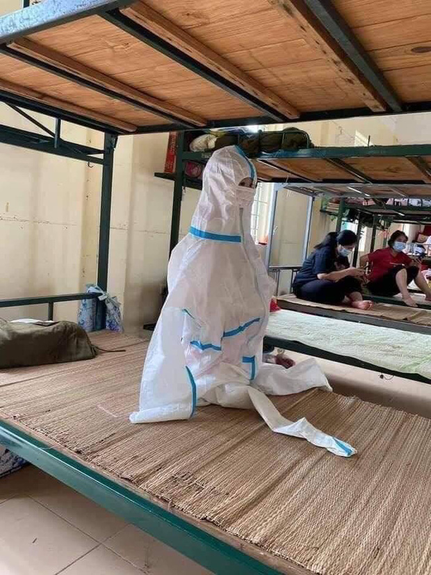 Cô bé 2 tuổi trong bộ đồ bảo hộ ở khu cách ly qua lời kể của người thân: Hôm được đi ô tô còn sướng, hôm sau cứ khóc đòi về nhà-1