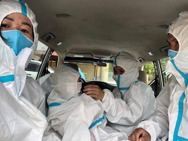 Cô bé 2 tuổi trong bộ đồ bảo hộ ở khu cách ly qua lời kể của người thân: Hôm được đi ô tô còn sướng, hôm sau cứ khóc đòi về nhà-2