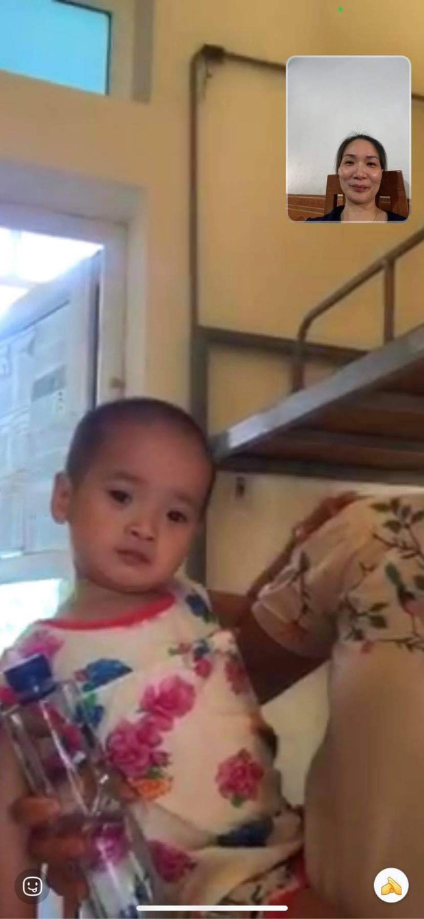 Cô bé 2 tuổi trong bộ đồ bảo hộ ở khu cách ly qua lời kể của người thân: Hôm được đi ô tô còn sướng, hôm sau cứ khóc đòi về nhà-3