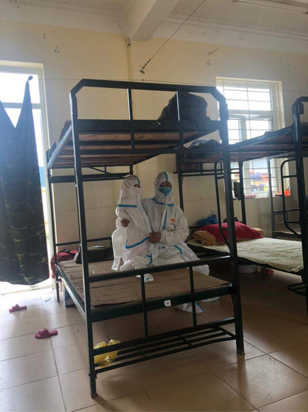 Cô bé 2 tuổi trong bộ đồ bảo hộ ở khu cách ly qua lời kể của người thân: Hôm được đi ô tô còn sướng, hôm sau cứ khóc đòi về nhà-4