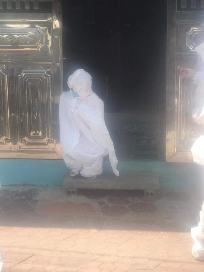 Cô bé 2 tuổi trong bộ đồ bảo hộ ở khu cách ly qua lời kể của người thân: Hôm được đi ô tô còn sướng, hôm sau cứ khóc đòi về nhà-5