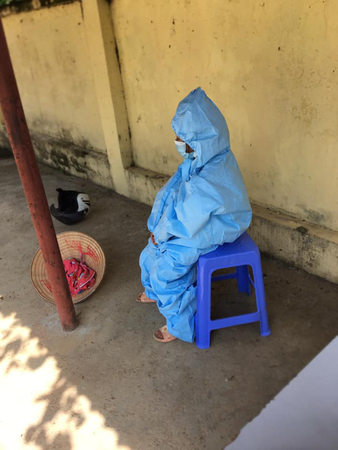 Cô bé 2 tuổi trong bộ đồ bảo hộ ở khu cách ly qua lời kể của người thân: Hôm được đi ô tô còn sướng, hôm sau cứ khóc đòi về nhà-6