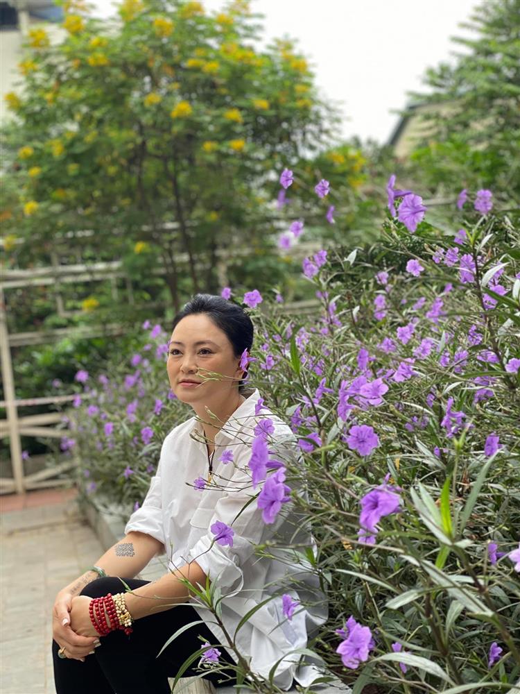 Cận cảnh khu vườn trong căn biệt phủ ngoại ô của hot mom Văn Thùy Dương, trồng được cả loại ớt đắt nhất thế giới có giá gần 1 tỷ đồng/kg-1