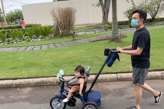 Cường Đô La bị nhắc nhở vì không đeo khẩu trang cho ái nữ giữa mùa dịch Covid-19, Đàm Thu Trang giải thích liệu có hợp lý?