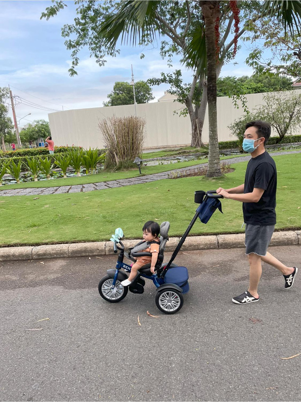 Cường Đô La bị nhắc nhở vì không đeo khẩu trang cho ái nữ giữa mùa dịch Covid-19, Đàm Thu Trang giải thích liệu có hợp lý?-1