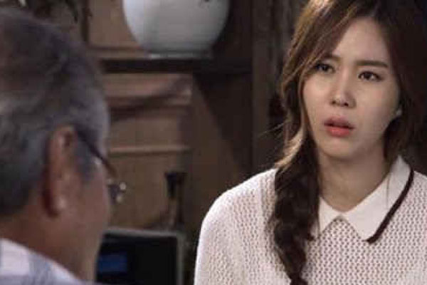 Mẹ chồng nằm viện, chồng giục dùng tiền hồi môn để chữa cho bà, một lần tình cờ nghe bố chồng nói chuyện tôi run lên vì tức giận-1