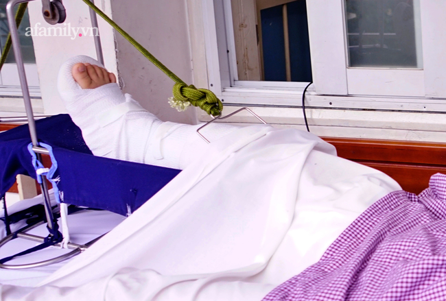 Cô gái đu vào tay tên cướp khi bị giật điện thoại trong đêm ở TP.HCM vẫn hoảng loạn, rất buồn vì bị chỉ trích là nguyên nhân gây tai nạn-1