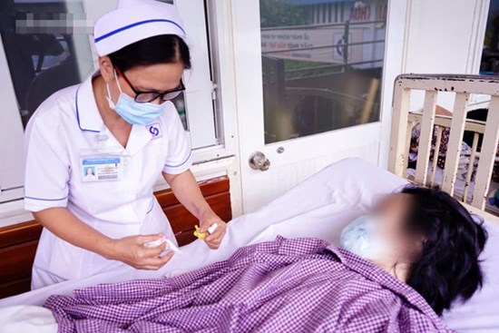 Cô gái đu vào tay tên cướp khi bị giật điện thoại trong đêm ở TP.HCM vẫn hoảng loạn, rất buồn vì bị chỉ trích là nguyên nhân gây tai nạn