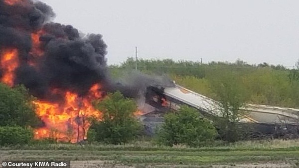 Tai nạn kinh hoàng: Cầu sập khiến tàu hoả trật đường ray rồi phát nổ dữ dội làm hơn 30 toa tàu chết đứng, khẩn cấp sơ tán 3000 cư dân-1