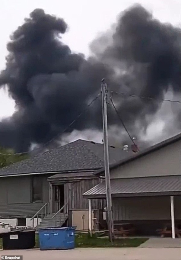 Tai nạn kinh hoàng: Cầu sập khiến tàu hoả trật đường ray rồi phát nổ dữ dội làm hơn 30 toa tàu chết đứng, khẩn cấp sơ tán 3000 cư dân-6