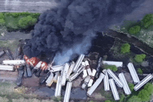 Tai nạn kinh hoàng: Cầu sập khiến tàu hoả trật đường ray rồi phát nổ dữ dội làm hơn 30 toa tàu