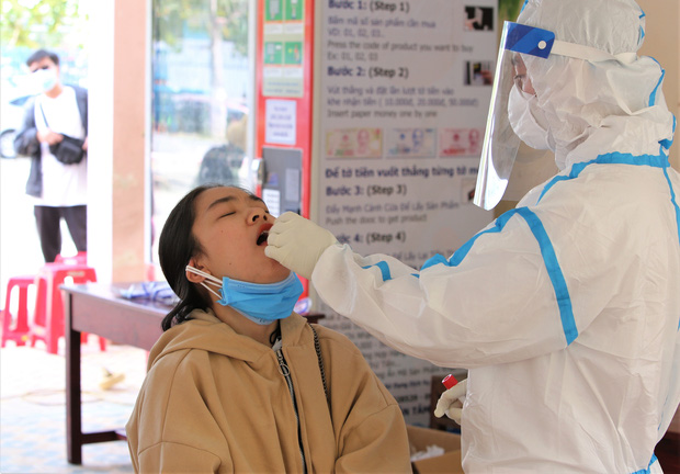 Lịch trình của 2 mẹ con mắc Covid-19 là F1 của BN 4128 ở Đà Nẵng: Đi đám cưới, ăn bánh tại tiệm, bán hàng ở nhà và gặp shipper-1