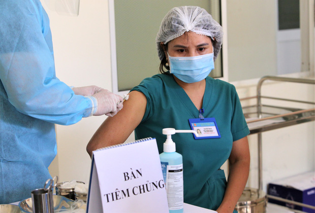 Nữ điều dưỡng bị sốc phản vệ sau khi tiêm vắc xin Covid-19 giờ ra sao?-1