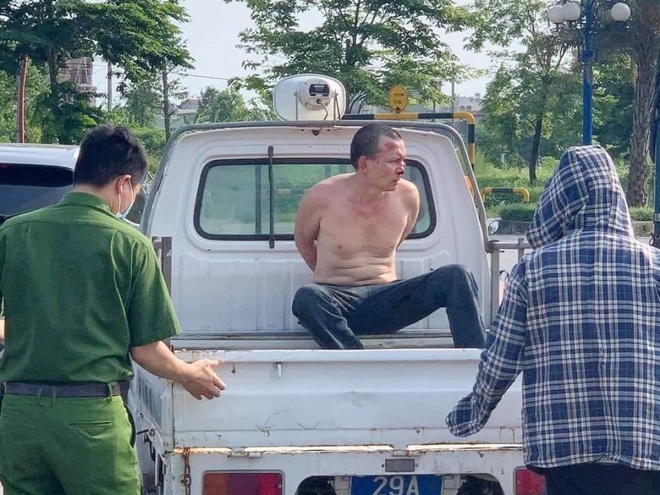 Kỷ luật công an đứng nhìn tài xế taxi vật lộn với tên cướp-2