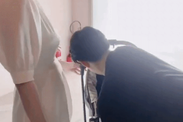 Bé trai khóc thét bên cạnh chị gái khiến nhiều người giật mình, nhưng nhìn kỹ ai cũng bất ngờ, ngỡ ngàng và bật ngửa-14