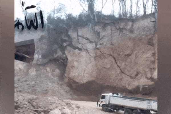 Khoảnh khắc sạt lở đất kinh hoàng, cuốn phăng cả chục ngôi nhà ở Nhật Bản-1