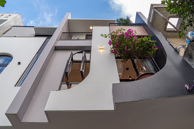 Có mảnh đất 75m2, vợ chồng Đà Nẵng xây nhà cực khéo: Trong nhà nghe tiếng nước chảy, ngoài vườn nghe tiếng chim hót-3