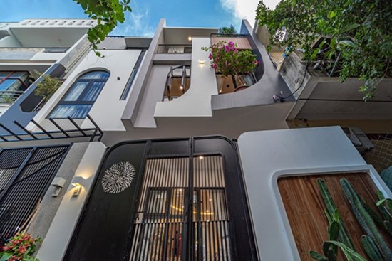 Có mảnh đất 75m2, vợ chồng Đà Nẵng xây nhà cực khéo: Trong nhà nghe tiếng nước chảy, ngoài vườn nghe tiếng chim hót