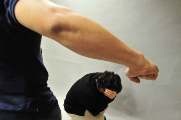 Phát hiện 7 đứa trẻ trần truồng, đói khát bị nhốt trong nhà, tìm hiểu mới biết hoàn cảnh và việc làm gây phẫn nộ của mẹ chúng-4