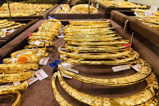 Giá vàng hôm nay 18/5: Tiền ảo lao dốc, vàng tăng dựng đứng