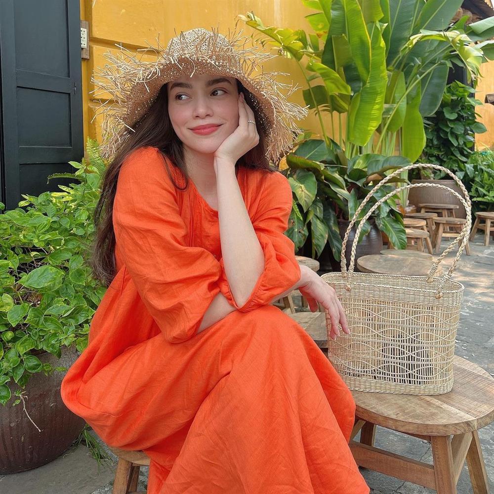 Hà Hồ toàn mix kiểu dép này với váy cho mát chân, mà trông cũng sành điệu ra phết-3