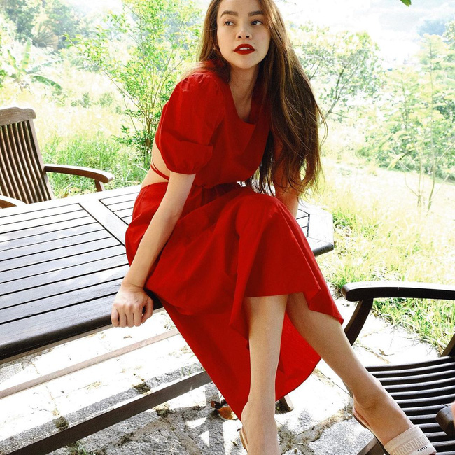 Hà Hồ toàn mix kiểu dép này với váy cho mát chân, mà trông cũng sành điệu ra phết-6