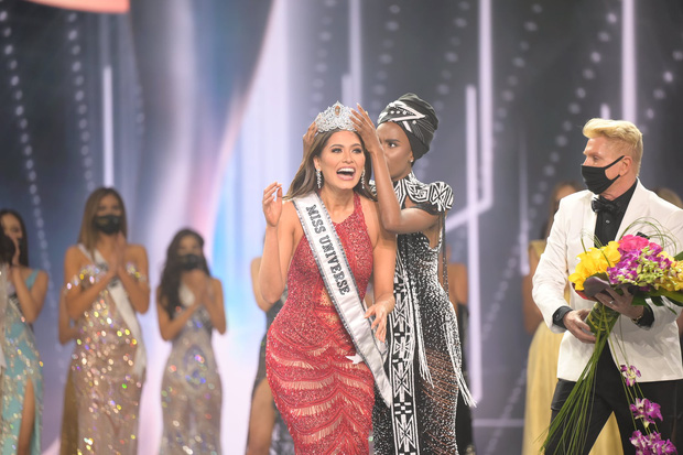 2 thái cực biểu cảm cựu và tân Miss Universe gây bão: Bên cười không khép được miệng, bên căng thẳng trao vương miện 115 tỷ-2