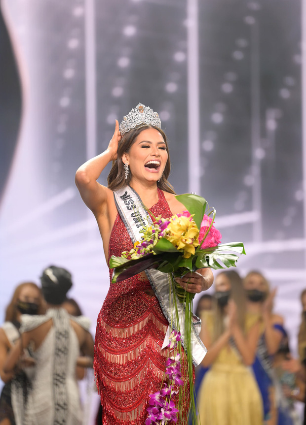 2 thái cực biểu cảm cựu và tân Miss Universe gây bão: Bên cười không khép được miệng, bên căng thẳng trao vương miện 115 tỷ-5