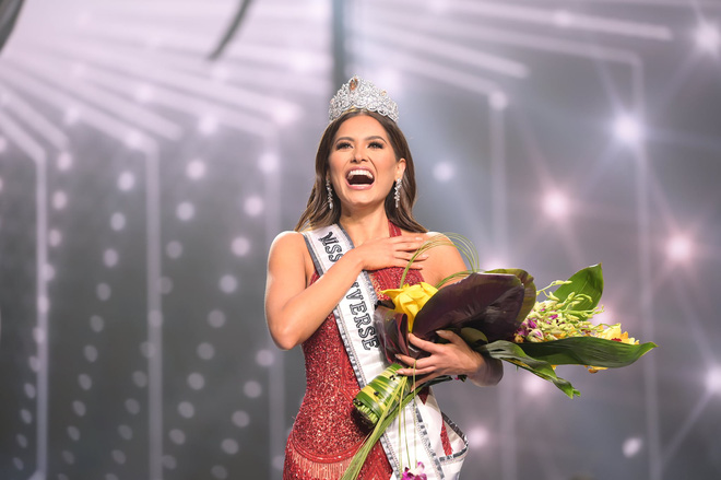 2 thái cực biểu cảm cựu và tân Miss Universe gây bão: Bên cười không khép được miệng, bên căng thẳng trao vương miện 115 tỷ-16