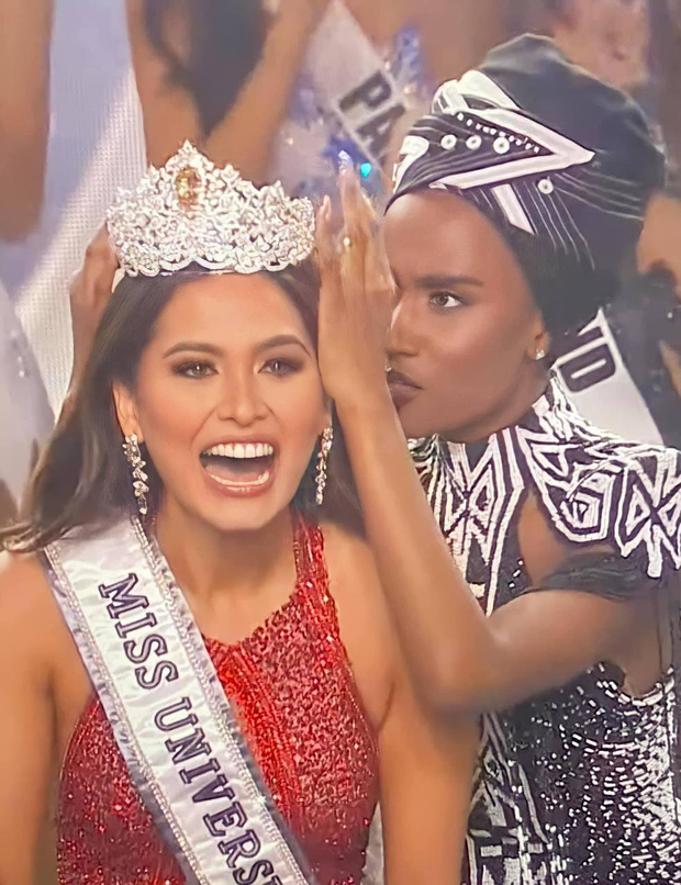 2 thái cực biểu cảm cựu và tân Miss Universe gây bão: Bên cười không khép được miệng, bên căng thẳng trao vương miện 115 tỷ-1