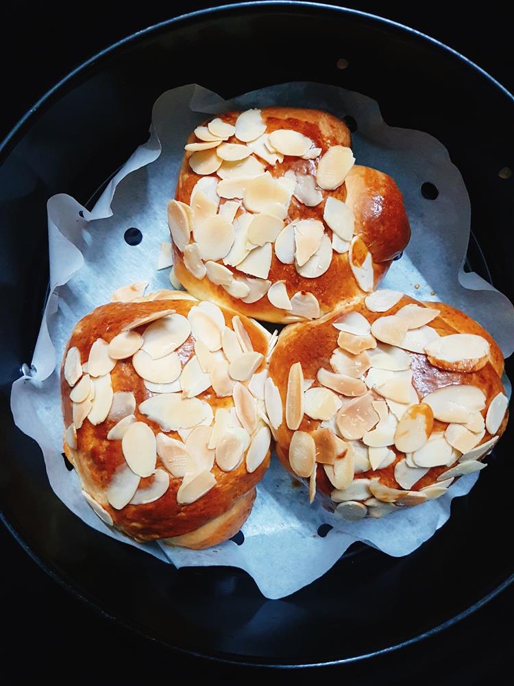 Có nồi chiên không dầu mà chưa thử làm bánh mì hoa cúc thần thánh thì thật thiếu sót lắm chị em ơi!-14