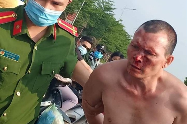 Đại úy công an giải trình thế nào về việc đứng bấm điện thoại, để tài xế taxi một mình vật lộn với tên cướp trốn truy nã?-3