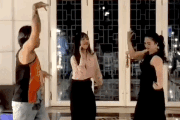 Clip: Đại gia Phương Hằng vui vẻ thể hiện khả năng vũ đạo ngoài đời, khác hẳn lúc gay gắt trên livestream